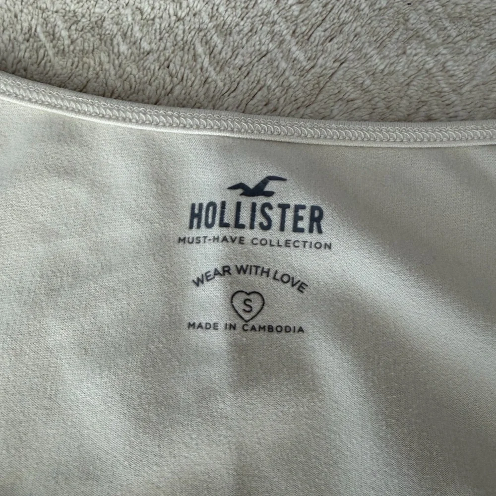 Hollister Women's Cream Long-Sleeve Scoop Neck Crop Top - Picture 3 of 3